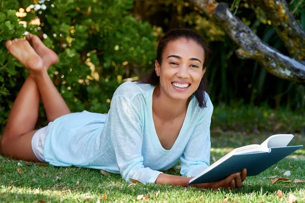 Ritratto di bella donna con libro in giardino — Foto Stock