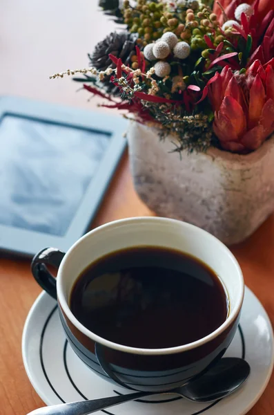 Kubek kawa stół z tabletka — Zdjęcie stockowe