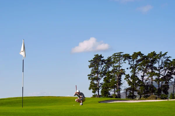 Alinhando putt — Fotografia de Stock