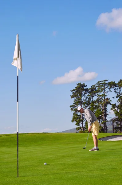 Golf mannen att sätta på green — Stockfoto