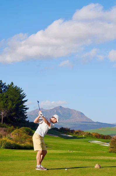 Homem de golfe teeing off — Fotografia de Stock