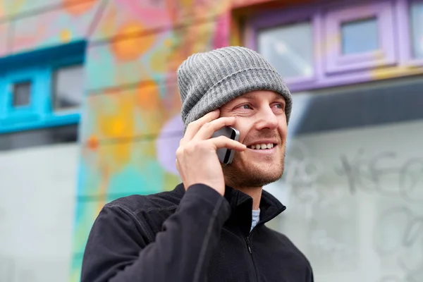 Warm gekleideter Mann spricht auf seinem Handy — Stockfoto