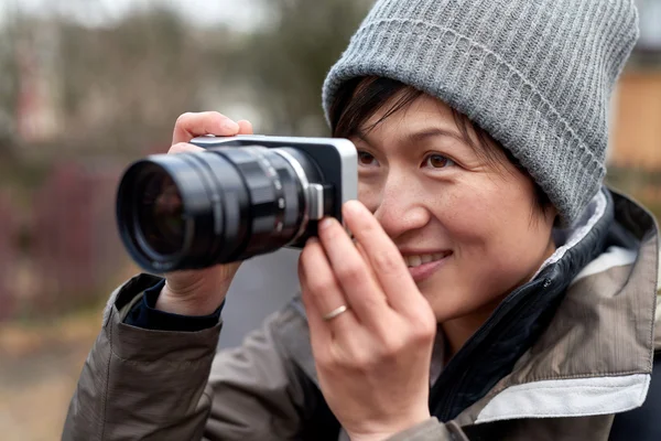 Mujer tomando fotos con cámara —  Fotos de Stock