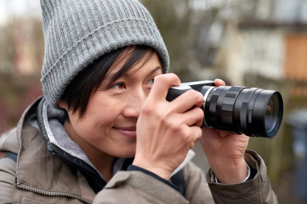 Femme prenant des photos avec caméra — Photo