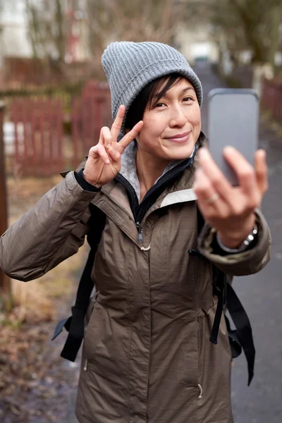 Femme touristique prenant selfie avec téléphone mobile — Photo