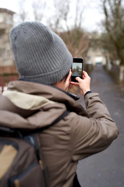 Tourist woman taking pictures with mobile phone — Stock Photo, Image