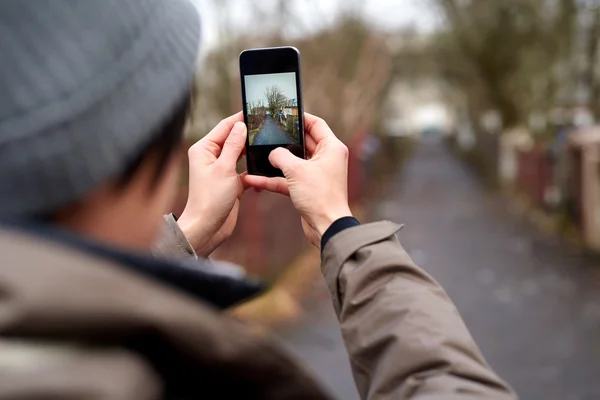 Tourist woman taking pictures with mobile phone — Stock Photo, Image