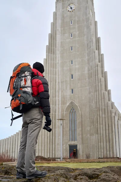 Longo tiro de homem na frente da Catedral — Fotografia de Stock