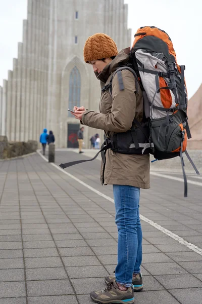 Woman on cell phone in the city — Zdjęcie stockowe