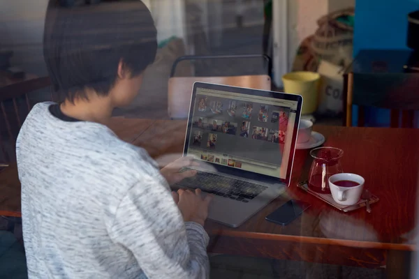 Woman on laptop, coffee break — Stok fotoğraf