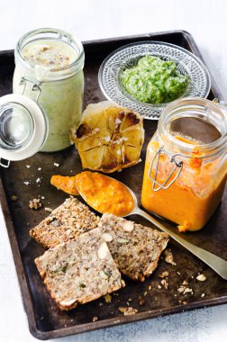 Dips ve yayılan bir çerez olarak numaralı seribaşı ekmek ile