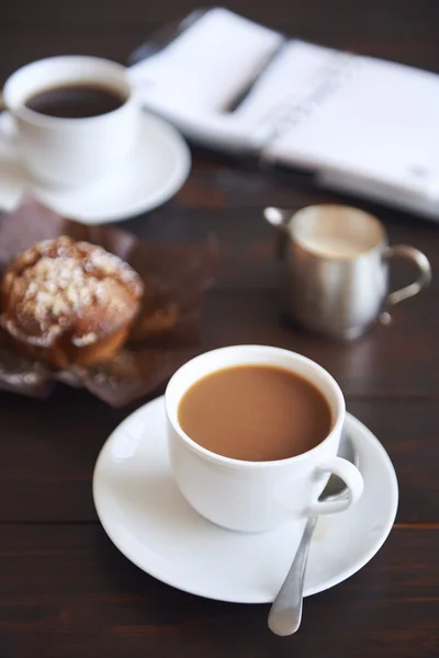 Cups of coffee with a muffin and a daily planner — Φωτογραφία Αρχείου