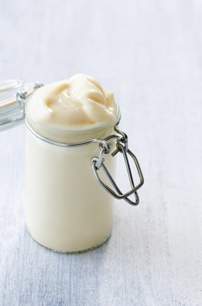 Баночка свежего майонеза
 