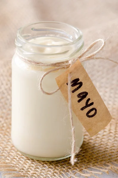 Üveg üveg mayonaise 'mayo' címkével — Stock Fotó