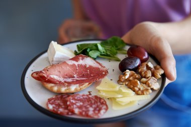 Plaka aperatifler holding eller