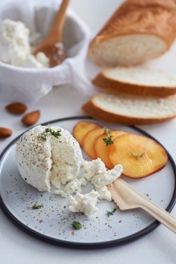 Ricotta Peynirli meyve ve ekmek