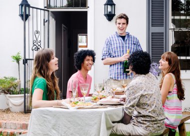 Gülümseyen ve gülerek arkadaş grubu