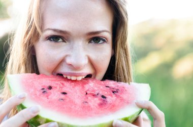 Bir karpuz yeme kadın