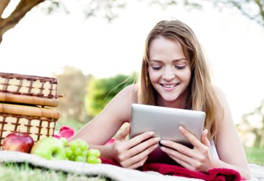 Kadın parkta ipad tablet ile 