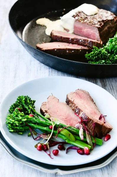 Dîner sain steak grillé aux légumes — Photo