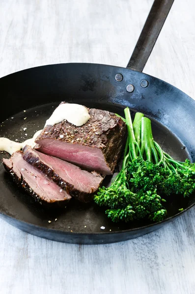 Steak grillé avec sauce crémeuse et légumes verts — Photo