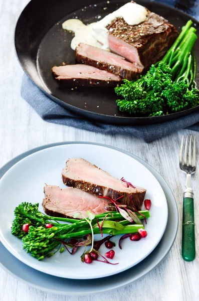 Gesundes Abendessen gegrilltes Steak mit Gemüse — Stockfoto