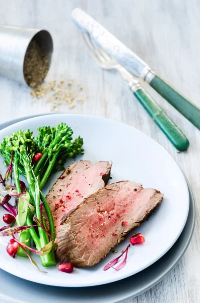 Abendessen mit magerem Grillfleisch mit Gemüse — Stockfoto