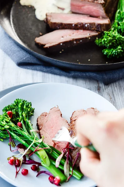 Gesundes Abendessen magere Fleischscheiben mit Gemüse — Stockfoto