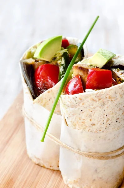 Burrito saludable envuelve con verduras asadas —  Fotos de Stock