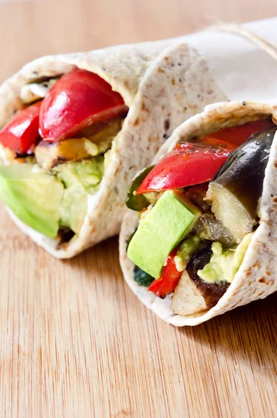 Tortilla saine enveloppe avec des légumes rôtis — Photo