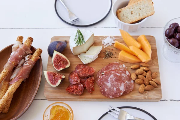 Salame, chouriço, figos e queijo — Fotografia de Stock