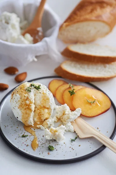 Сирний закуска Рікотта з медом та фруктами — стокове фото