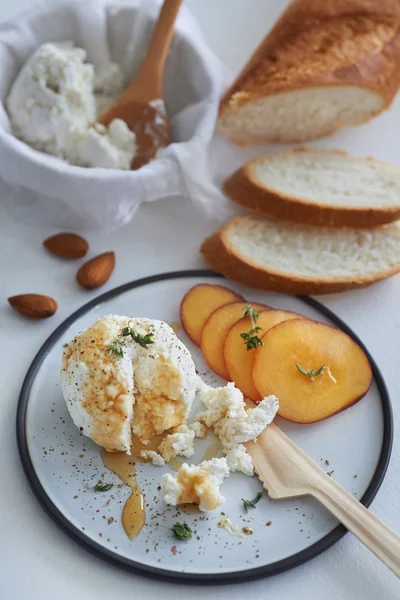 Ricotta cheese appetiser with honey and fruit — Stock Photo, Image