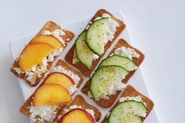 Queso Ricotta con melocotón y pepino — Foto de Stock