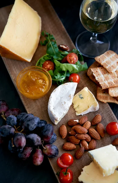 Tarde de queso y vino —  Fotos de Stock