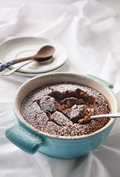 Själv saucing Chokladpudding — Stockfoto