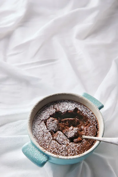 Själv saucing Chokladpudding — Stockfoto