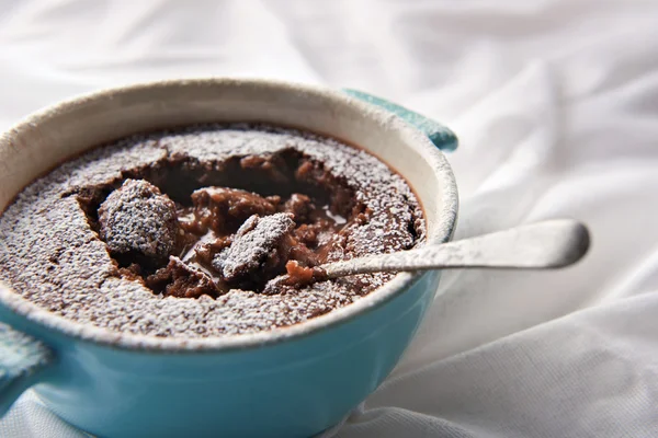 Själv saucing Chokladpudding — Stockfoto