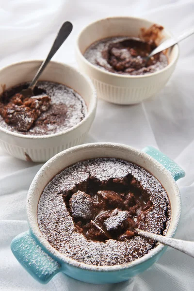 Själv saucing Chokladpudding — Stockfoto