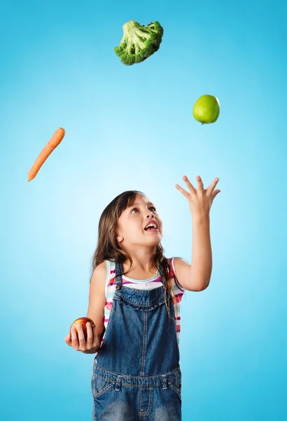 Conceito de alimentação saudável com criança pequena — Fotografia de Stock