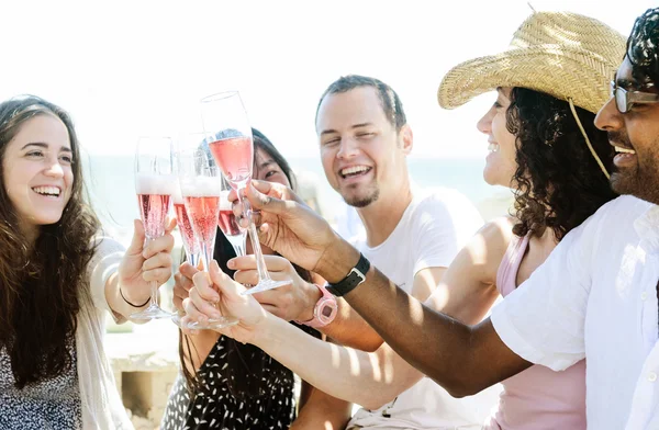 Amigos sorridentes comemorando uma ocasião especial com bebidas — Fotografia de Stock