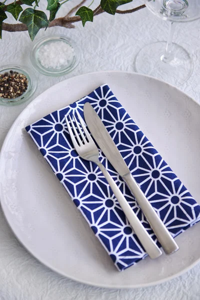 簡単なパーティー テーブルの場所の設定の青と白 — ストック写真