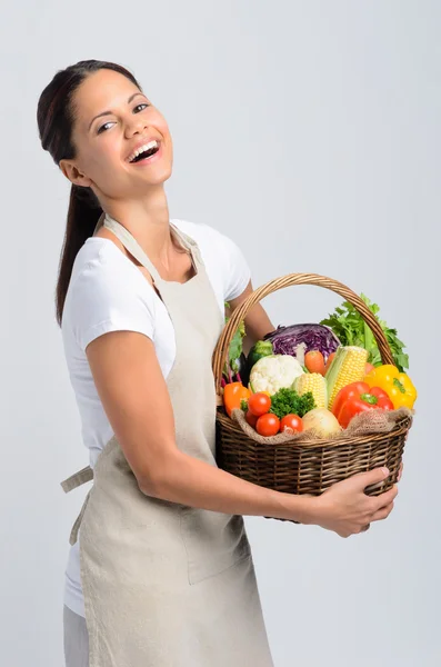 Mujer sosteniendo una cesta de verduras de productos orgánicos crudos —  Fotos de Stock