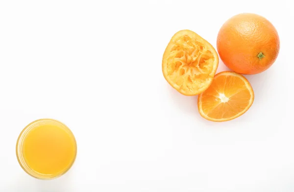 Kesilmiş portakal ile portakal suyu — Stok fotoğraf