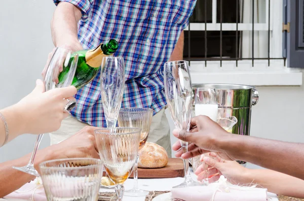 Champagner in Gläser gießen — Stockfoto