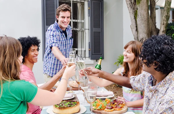 Freunde stoßen mit Alkohol an — Stockfoto