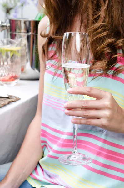 Vrouw hand bedrijf champagne glas — Stockfoto
