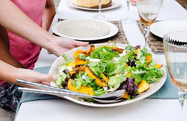 テーブルの上の新鮮なグルメなサラダ — ストック写真