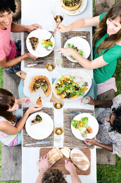 Buiten partij met groep vrienden — Stockfoto