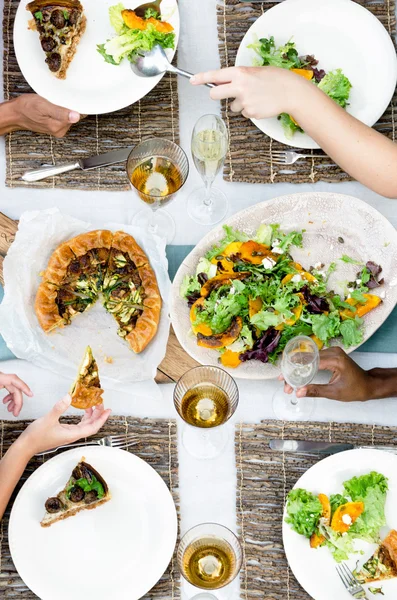 Amici alla festa all'aperto — Foto Stock